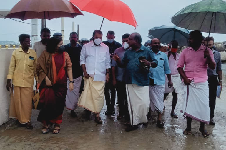 ശക്തമായ കടലേറ്റത്തിൽ പനത്തുറ തീരത്ത കടൽ ഭിത്തി തകർന്നു  തിരുവനന്തപുരത്ത് കടലേറ്റം  കോവളത്ത് കടലേറ്റം  കോവളം പനത്തുറ തീരത്ത് കടലേറ്റം  കടലേറ്റത്തെ തുടർന്ന് പനത്തുറ തീരത്തെ കടൽഭിത്തികൾ തകർന്നു  കടലേറ്റമുണ്ടായ പനത്തുറ തീരം  ആശങ്കയിൽ പനത്തുറ തീരം നിവാസികൾ  sea attack in thiruvananthapuram  sea attack in kovalam  sea attack