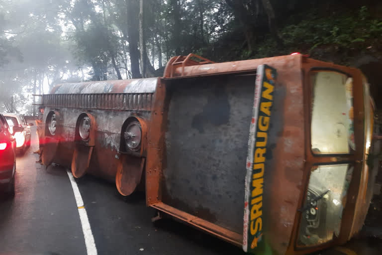 thamarassery mountain pass accident  tanker lorry overturns at thamarassery mountain pass  thamarassery mountain pass  താമരശ്ശേരി ചുരത്തിൽ ടാങ്കര്‍ ലോറി മറിഞ്ഞു  ടാങ്കര്‍ ലോറി താമരശ്ശേരി ചുരത്തില്‍ മറിഞ്ഞു  താമരശ്ശേരി ചുരത്തിലെ ആറാം വളവിൽ ടാങ്കര്‍ ലോറി മറിഞ്ഞു  താമരശ്ശേരി ചുരത്തില്‍ അപകടം  താമരശ്ശേരി ചുരത്തില്‍ ഗതാഗത കുരുക്ക്  താമരശ്ശേരി ചുരം സംരക്ഷണ സമിതി