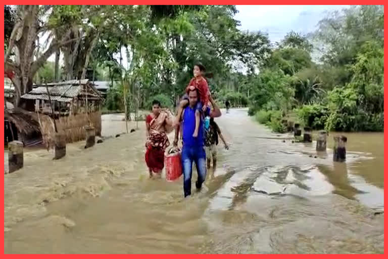 কামপুৰত আশ্ৰয় শিবিৰো বানৰ কবলত, ডুবিল সমগ্রী কঢ়িওৱা নাওঁ