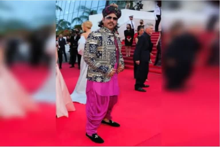 First Folk Artist To Walk On Cannes Red Carpet For India: بھارت کے لیے ریڈ کارپٹ پر واک کرنے والے پہلے لوک فنکار بنے مامے خان