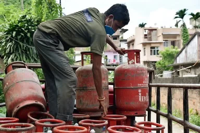 LPG Prices: ପୁଣି ବଢିଲା ରନ୍ଧନ ଗ୍ୟାସ ଦର