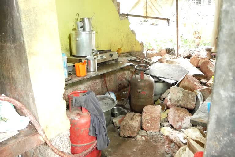 wall of hotel collapsed due to heavy rain in Karivellur kannur  Karivellur hotel wall collapsed due to heavy rain  ഹോട്ടലിൻ്റെ മതിൽ അടുക്കളയിലേക്ക് തകർന്നു വീണു  കരിവെള്ളൂർ ബസാർ ബ്രദേഴ്‌സ് ഹോട്ടൽ അപകടം  Karivellur Bazaar Brothers Hotel Accident  ഹോട്ടലിൻ്റെ മതിൽ തകർന്നു ജീവനക്കാരൻ രക്ഷപ്പെട്ടു  കണ്ണൂർ മഴ ശക്തം  kannur rain updates