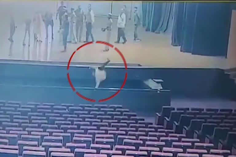 ஹைதராபாத்தில் புலனாய்வு அலுவலர் தவறி விழுந்து உயிரிழப்பு