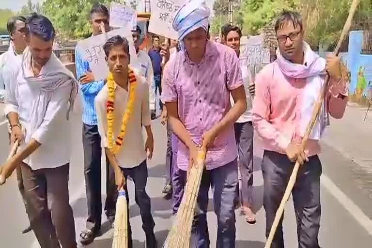 Candidates put broom outside RPSC