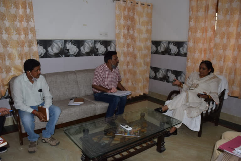 Ritu Khanduri held meeting with Irrigation Department