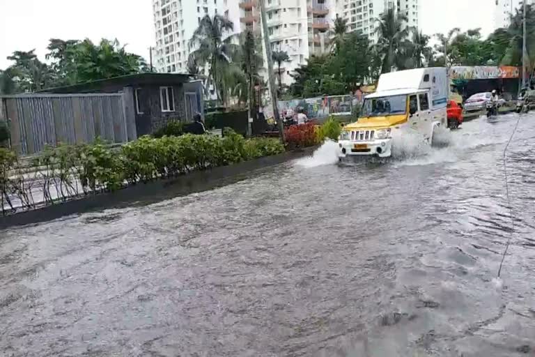 Heavy rains in the state caused floods in various parts of Kochi  ദുരിതം വിതച്ച് മഴ  കൊച്ചിയില്‍ വിവിധയിടങ്ങളില്‍ വെള്ളക്കെട്ട്  വെള്ളക്കെട്ടിനെ തുടര്‍ന്ന് വഴിയാത്രക്കാര്‍ പ്രതിസന്ധിയില്‍  റോഡില്‍ വെള്ളക്കെട്ട് രൂപപ്പെട്ടു  വ്യാപാരികള്‍ പ്രതിസന്ധിയില്‍  water logging in kochi  water logging in several place in kochi