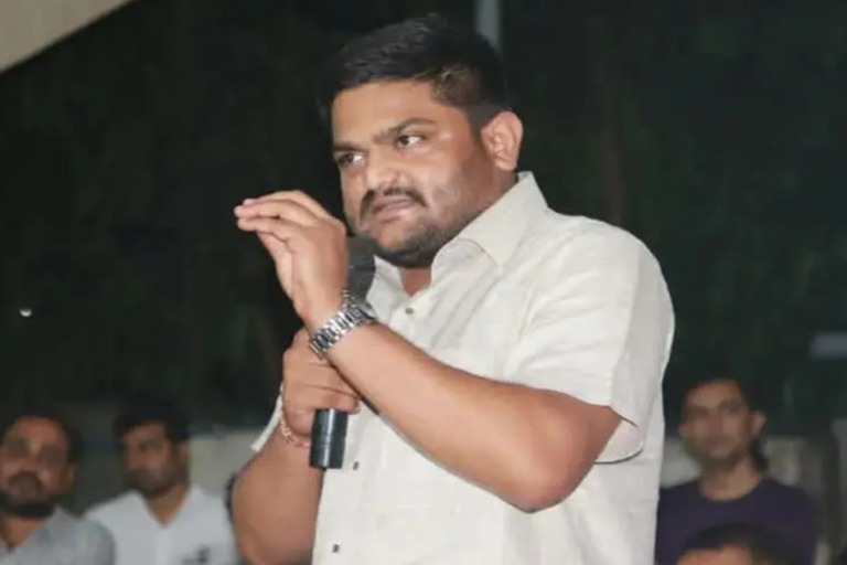 No decision yet on joining BJP or AAP  says Hardik; hails saffron party over Ayodhya issue  Article 370  hardik patel stand on joining new political party  hardik patels decision on new political party  കോൺഗ്രസിനെ വിമര്‍ശിച്ചും ബിജെപിയെ അഭിനന്ദിച്ചും ഹാര്‍ദിക് പട്ടേല്‍  പട്ടേല്‍ ഇനി ബിജെപിയിലേക്കോ  hardik patel to aap or bjp