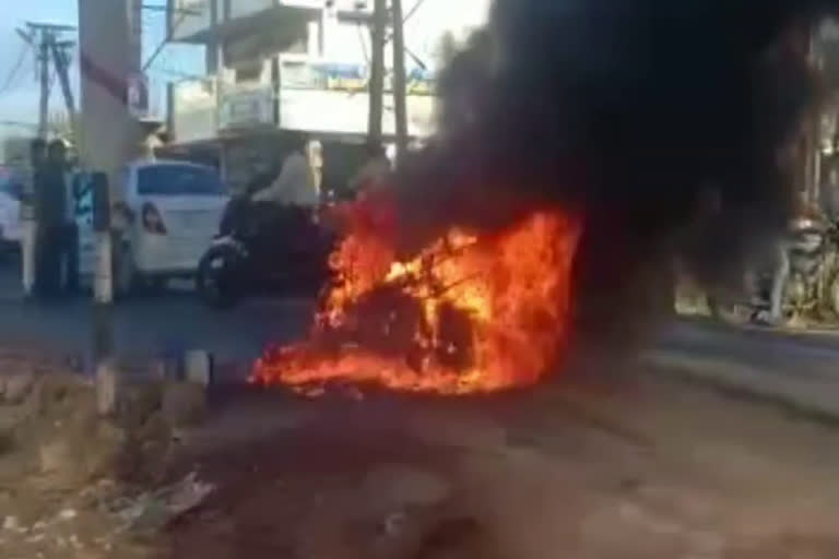 ELECTRIC BIKE CATES FIRE IN BHIMAVARAM OF WEST GODAVARI DISTRICT  പശ്ചിമ ഗോദാവരി ജില്ലയിൽ ഇലക്‌ട്രിക് ബൈക്കിന് തീ പിടിച്ചു  ഇലക്‌ട്രിക് ബൈക്കിന് തീ പിടിച്ചു  പശ്ചിമ ഗോദാവരി ജില്ല  ഭീമാവരത്ത് മെന്‍റേവാരി തോട്ട റെയിൽവേ ഗേറ്റിന് സമീപം ഇലക്ട്രിക് ബൈക്കിന് തീപിടിച്ചു  WEST GODAVARI DISTRICT  ELECTRIC BIKE CATES FIRE