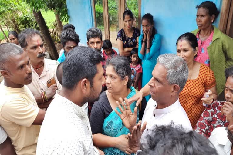 ದಂಪತಿಗಳನ್ನು ಪೊಲೀಸರಿಗೆ ಒಪ್ಪಿಸಿದ ಸ್ಥಳೀಯರು