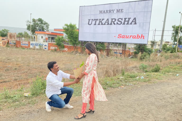Youth proposed girl through large hoarding in in Kolhapur