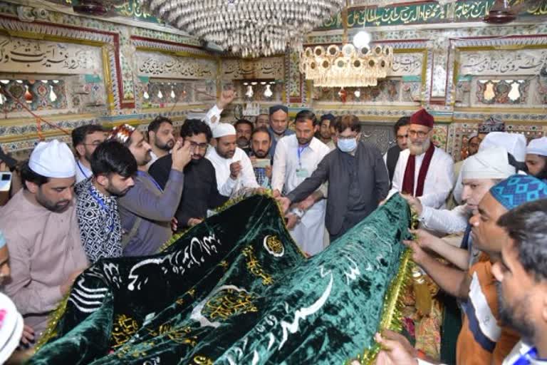 Pakistani delegation pays respects at Hazrat Nizamuddin shrine in New Delhi