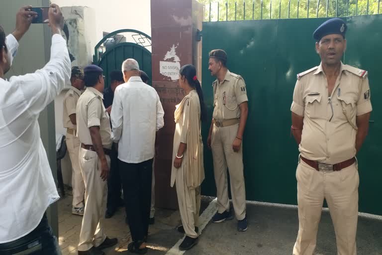 लालू यादव निवास पर सीबीआई छापे , CBI Raid At Lalu Yadav Residence ,