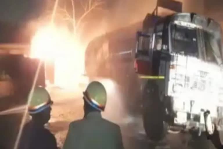 Maharashtra Fire breaks out after tanker and truck collided in Chandrapur, nine dead