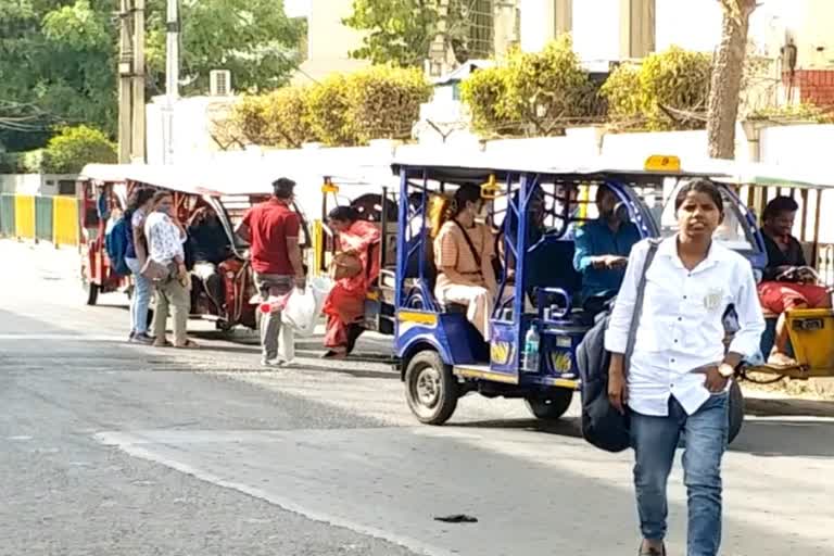 Noida Mini Connaught Place  Erickshaws and autos banned in Noida Mini Connaught Place  नोएडा ईरिक्शा और ऑटो पर लगा प्रतिबंध  जाम से निपटने के लिए लिआ गया निर्णय