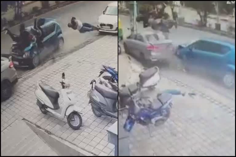 Car collide to a pedestrians fastly