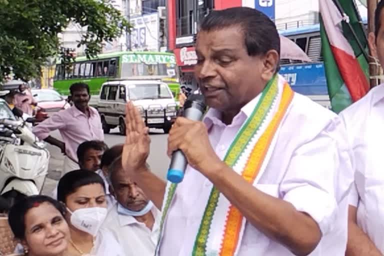 Thiruvanchoor Radhakrishnan against ldf  Thiruvanchoor Radhakrishnan against kerala government  കെ സുധാകരനെ ഒറ്റപ്പെടുത്താമെന്ന് കരുതേണ്ടെന്ന് തിരുവഞ്ചൂർ രാധാകൃഷ്ണൻ  സർക്കാരിന്‍റെ മരണമണിയാണ് തൃക്കാക്കരയെന്ന് തിരുവഞ്ചൂർ