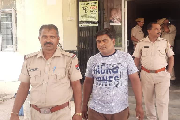 accused of cheating of 14 lakh surrendered in the court