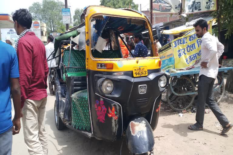 तेज रफ्तार पिकअप और ऑटो में हुई भीषण टक्कर