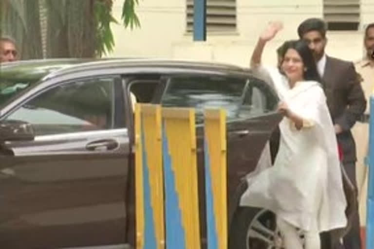 Indrani Mukherjea walks out of Byculla Jail on bail in Sheena Bora murder case