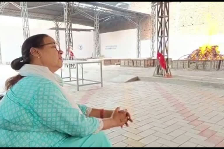 Female police officer performing the last rites of unclaimed bodies