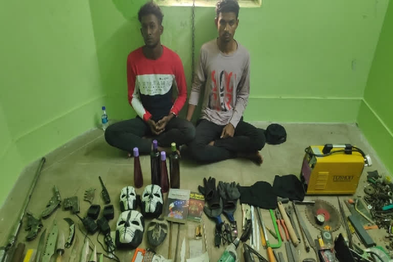 Police have arrested two youths for making weapons with the help of YouTube  young men arrested for making weapons  selam police arrested two young men for making weapons  selam omalur police arrested two young men  young men making weapons with the help of youtube channel in selam  സേലത്ത് യൂട്യൂബ് നോക്കി ആയുധനിര്‍മാണം  സേലത്ത് യുവാക്കളുടെ ബാഗില്‍ നിന്നും പൊലീസ് കണ്ടെടുത്തത് കൈത്തോക്കും കത്തിയും  ആയുധനിര്‍മാണത്തിനായി ഇവര്‍ വീട് വാടകക്ക് എടുത്തിരുന്നു