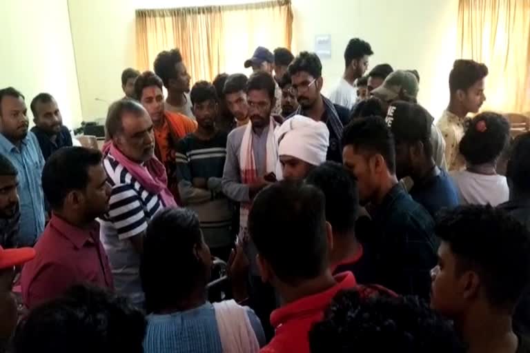 uproar-of-polytechnic-college-students-over-cheating-in-name-of-placement-in-gumla