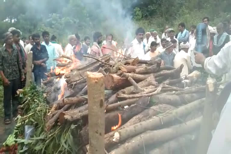 dharwad road accident Funeral of the trio in a single pile