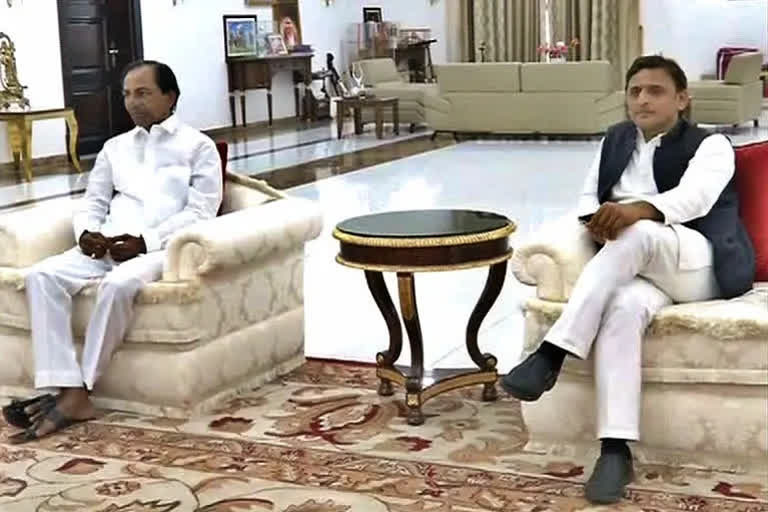 KCR Meets Akhilesh Yadav