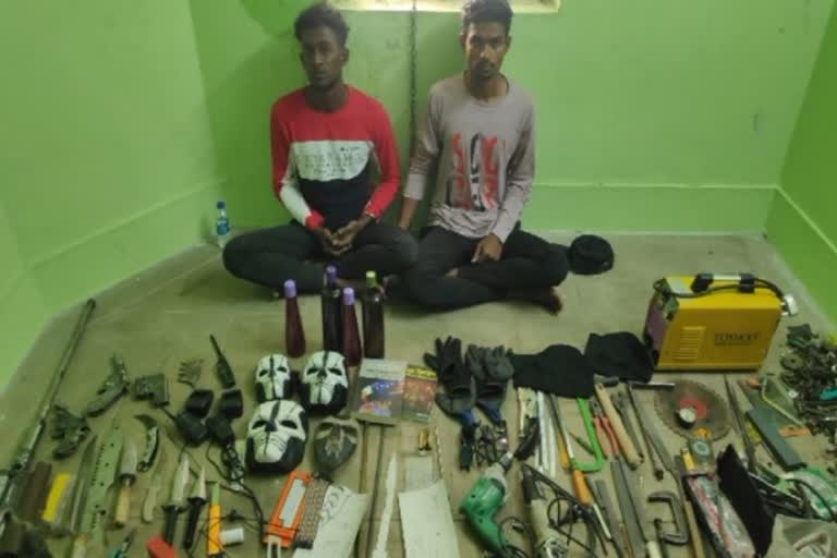 Two youths arrested for making weapons