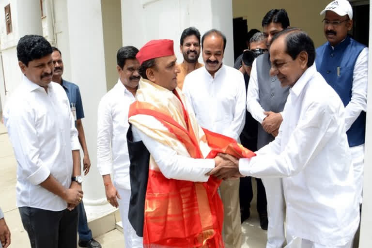 Telangana CM meets Akhilesh Yadav in Delhi, discusses 'current national issues'