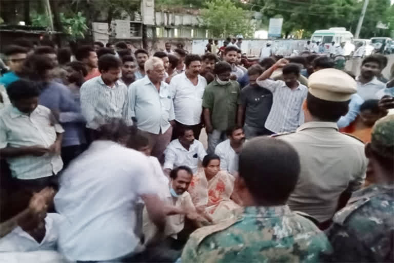 Subrahmanyam family protest  at kakinada ggh