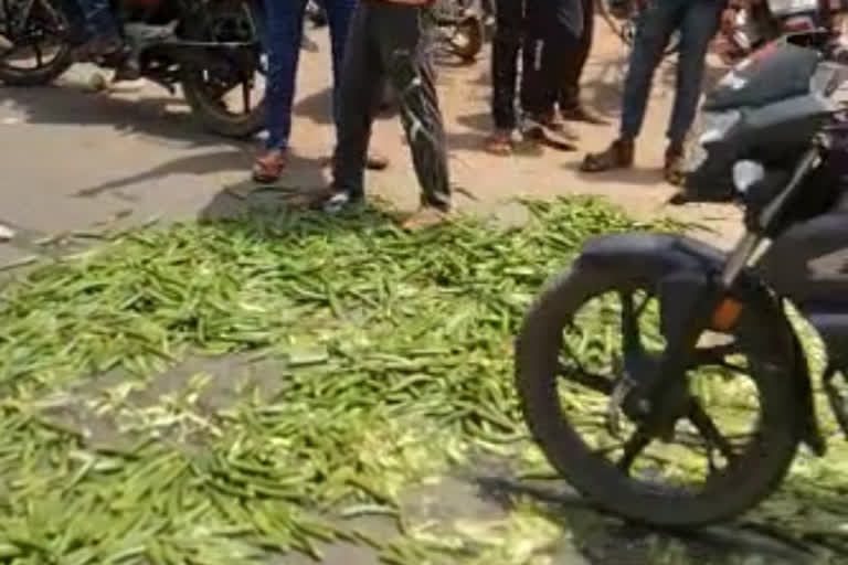 Farmers threw their crops on the road in Hazaribag