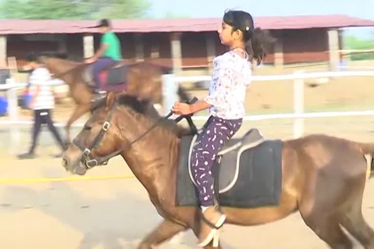 Horse riding training center: కరీంనగర్​లో 'గుర్రపుస్వారీ'.. వెళ్దామా మనమూ ఓసారి..!