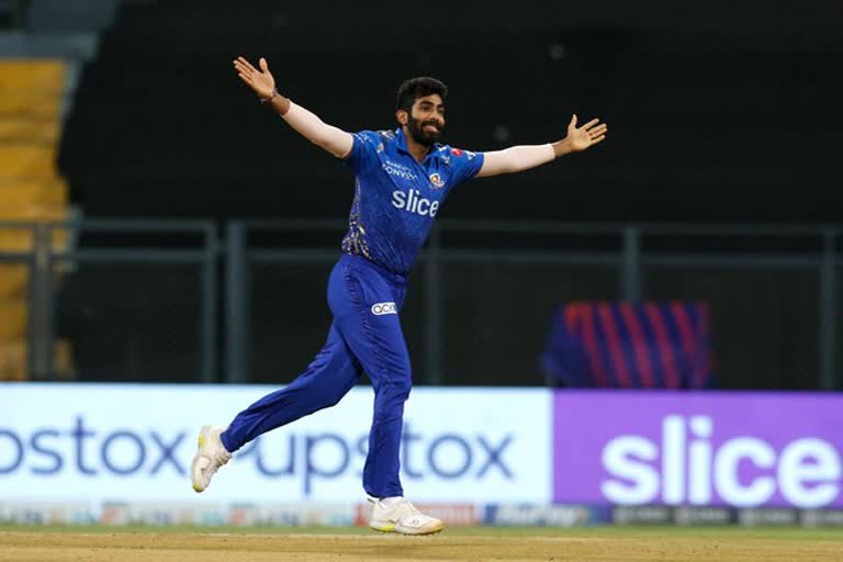 Jasprit Bumrah  Indian Premier League 2022  Jasprit Bumrah scalp 15 wickets for 7th consecutive season  MI vs DC  Lasith Malinga  IPL 2022  ഐപിഎല്‍ 2022  തുടര്‍ച്ചയായ ഏഴ്‌ സീസണുകളില്‍ 15 വിക്കറ്റുകള്‍ നേടി ബുംറ  ജസ്‌പ്രീത് ബുംറ  ലസിത് മലിംഗ ഐപിഎല്‍ റെക്കോഡ്  ബുംറ ഐപിഎല്‍ റെക്കോഡ്  Jasprit Bumrah ipl records