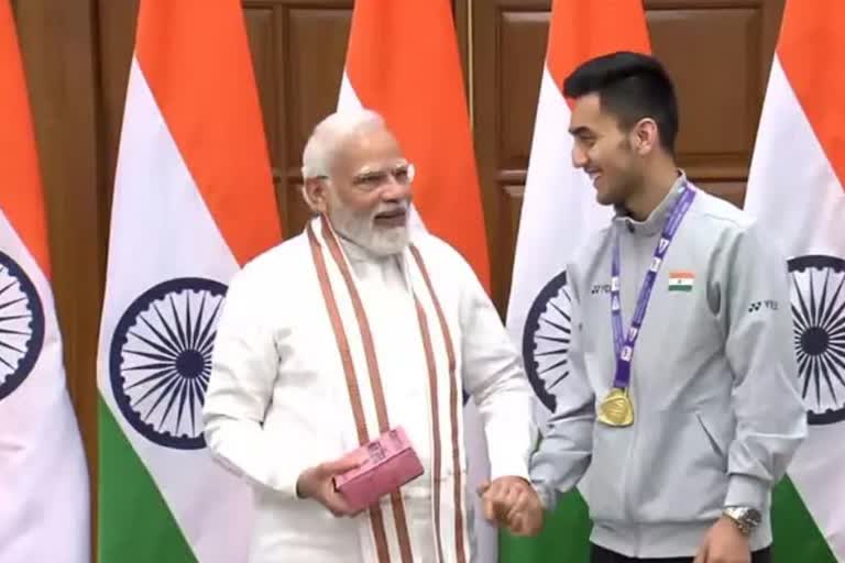 PM MODI MET WITH INDIAN MEN BADMINTON TEAM FOR WINNING THOMAS CUP GOLD