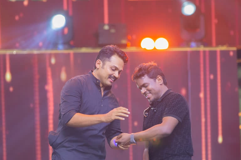 'நண்பேன்டா' - யுவன் சங்கர் ராஜாவுக்கு செமத்தியான பரிசளித்த நடிகர் கார்த்தி!