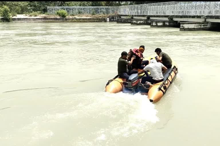 woman jumped in ganga canal