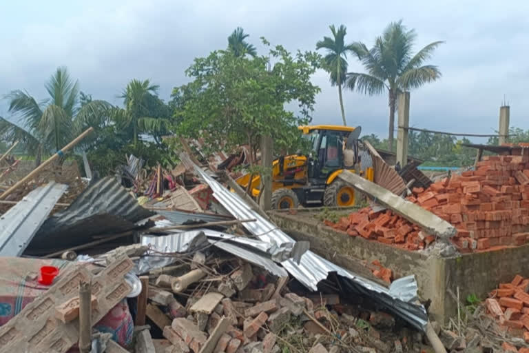 police station set on fire in Assam  Nagaon administration demolishes residences of families  death of Safiqul Islam in custody  അസമിൽ ജനക്കൂട്ടം പൊലീസ് സ്റ്റേഷന് തീയിട്ടു  പൊലീസ് സ്റ്റേഷൻ അക്രമിച്ച അഞ്ച് പേരുടെ വീടുകൾ തകർത്ത് നാഗോൺ ഭരണകൂടം  നാഗോൺ ഭരണകൂടം പൊലീസ് സ്റ്റേഷൻ അക്രമിച്ചവരുടെ വീടുകൾ തകർത്തു  പൊലീസ് കസ്റ്റഡിയിൽ എടുത്ത സഫീഖുൾ ഇസ്ലാമിന്‍റെ മരണം  കസ്റ്റഡി മരണത്തിൽ പ്രതിഷേധിച്ചവരുടെ വീടുകൾ തകർത്ത് പൊലീസ്