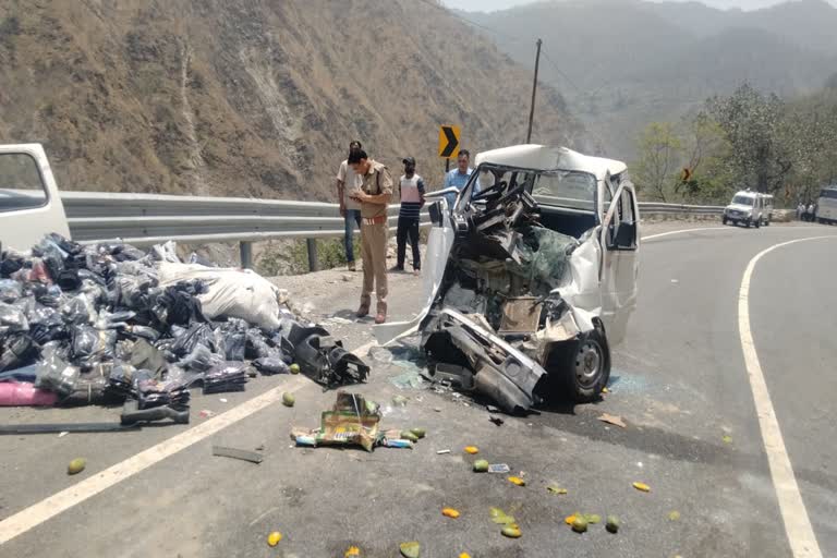 Bus and Omni collide in Devprayag