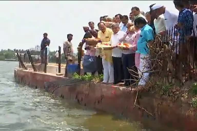 ಕೆರೆಗೆ ಬಾಗಿನ ಅರ್ಪಿಸಿದ ಜಗದೀಶ್​ ಶೆಟ್ಟರ್