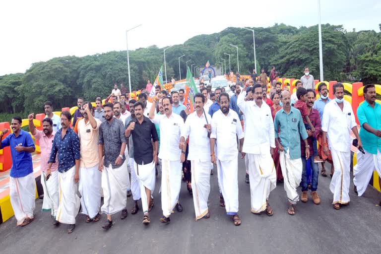 elamaram kadavu bridge inauguration  bjp open elamaram kadavu bridge  kozhikode bjp  എളമരം കടവ് പാലം ഉദ്‌ഘാടനം  എളമരം കടവ് പാലം പ്രതിഷേധാത്മകമായി തുറന്നുകൊടുത്ത് ബിജെപി  ബിജെപി കോഴിക്കോട്