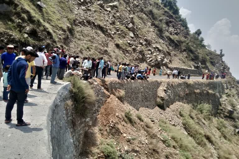 newly-married-couple-fell-in-tehri-ditch