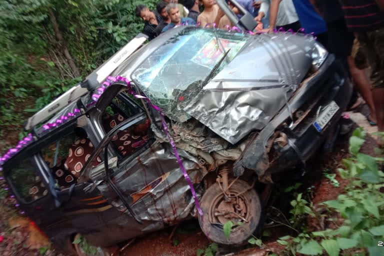 ದಿಬ್ಬಣದ ಜನ ತುಂಬಿದ್ದ ವಾಹನ-ಕಾರು ಮಧ್ಯೆ ಡಿಕ್ಕಿ