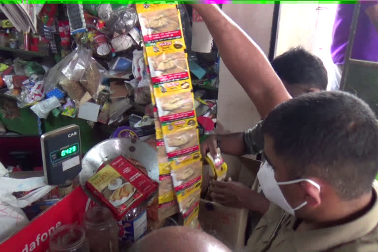 shop keeper arrested for selling of panmasala and outdated food items  shop keeper arrested in idukki nedumkandam  police seized 82 packets of tobacco products  ഇടുക്കി നെടുംകണ്ടത്ത് ല്‍ക്കുന്നത് പുകയില ഉല്‍പന്നങ്ങളും കാലഹരണപ്പെട്ട ഭക്ഷ്യവസ്‌തുക്കളും  നെടുംകണ്ടത്ത് പിടിച്ചെടുത്തത് തമിഴ്‌നാട്ടില്‍ നിന്ന് അനധികൃതമായി എത്തിച്ച 82 പാക്കറ്റ് നിരോധിത പുകയില ഉൽപന്നങ്ങളും പഴകിയ ആട്ടയും റവയും