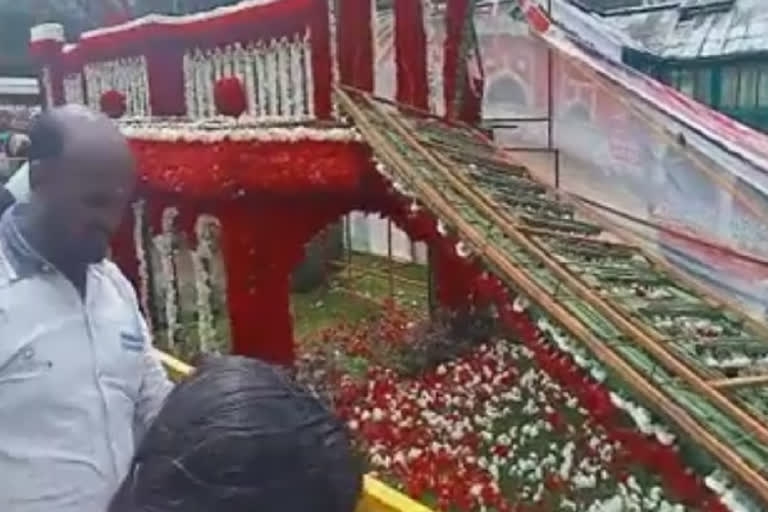 ஊட்டி மலர் கண்காட்சி: திடீரென சரிந்து விழுந்த மலர் அலங்காரம்!