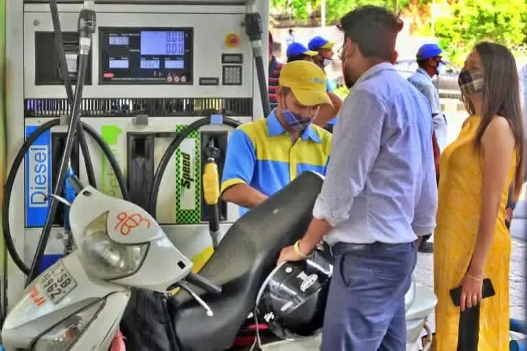 Petrol and Diesel Prices Today, Fuel prices remained unchanged on Monday, Petrol and Diesel Prices Karnataka statewide today, ಇಂದು ಪೆಟ್ರೋಲ್ ಮತ್ತು ಡೀಸೆಲ್ ಬೆಲೆಗಳು, ಸೋಮವಾರ ಇಂಧನ ಬೆಲೆಗಳು ಯಥಾಸ್ಥಿತಿ, ಇಂದು ಕರ್ನಾಟಕ ರಾಜ್ಯಾದ್ಯಂತ ಪೆಟ್ರೋಲ್ ಮತ್ತು ಡೀಸೆಲ್ ಬೆಲೆ ಹೀಗಿದೆ,