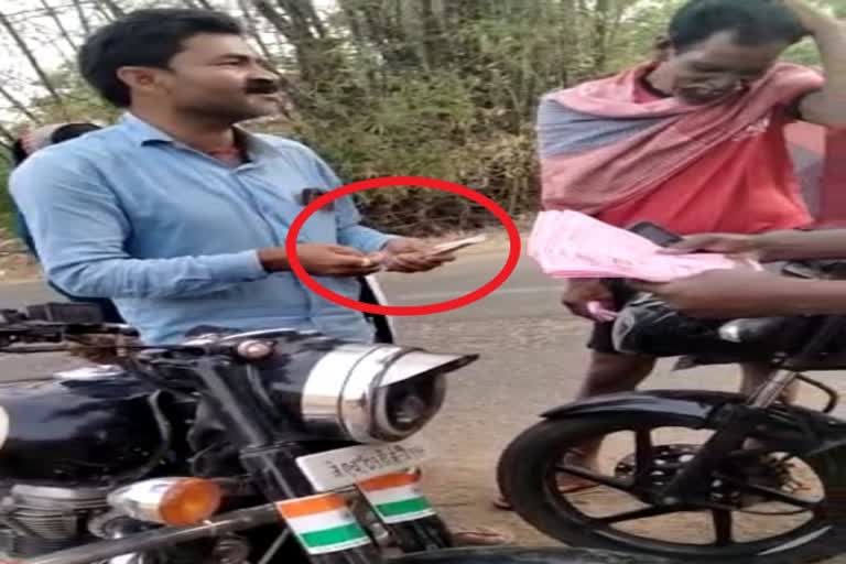 viral-video-of-distributing-money-among-voters-during-panchayat-election-campaign-in-lohardaga