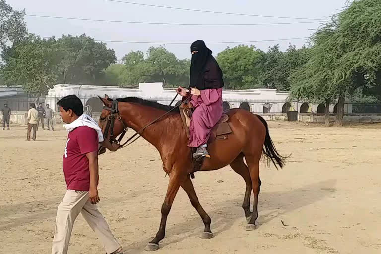 حجاب اور برقعہ میں گھڑسواری کی تربیت لے رہی ہے امانیہ قاسمی