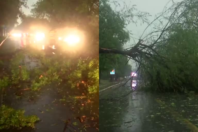 Rains  thunderstorm bring mercury down in Delhi; water-logging  traffic snarls in some areas  ഡല്‍ഹിയില്‍ കനത്ത മഴ  ഡല്‍ഹിയില്‍ വിമാന സര്‍വീസുകള്‍ നിര്‍ത്തി വെച്ചു  ഡല്‍ഹിയില്‍ വ്യാപക നാശനഷ്ടം  thunderstorm bring mercury down in Delhi  ഡല്‍ഹിയില്‍ ചൂടിനാശ്വാസം