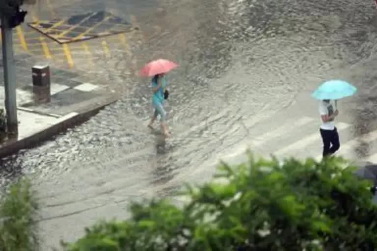 The state receives heavy rainfall ahead of the monsoon  സംസ്ഥാനത്ത് മഴ ശക്തമാകുന്നു  കേരളത്തില്‍ കാലവര്‍ഷം മെയ് 27 ന് എത്തും  കാലാവസ്ഥ നിരീക്ഷണ കേന്ദ്രം  സംസ്ഥാനത്ത് വ്യാപക മഴയ്ക്ക് സാധ്യത  സംസ്ഥാനത്ത് മഴ ശക്തമാകുന്നു